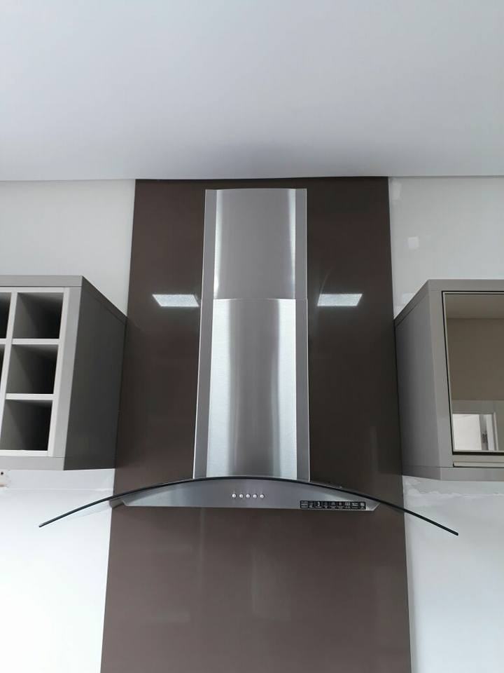 Coifa de parede com vidro em cozinha
