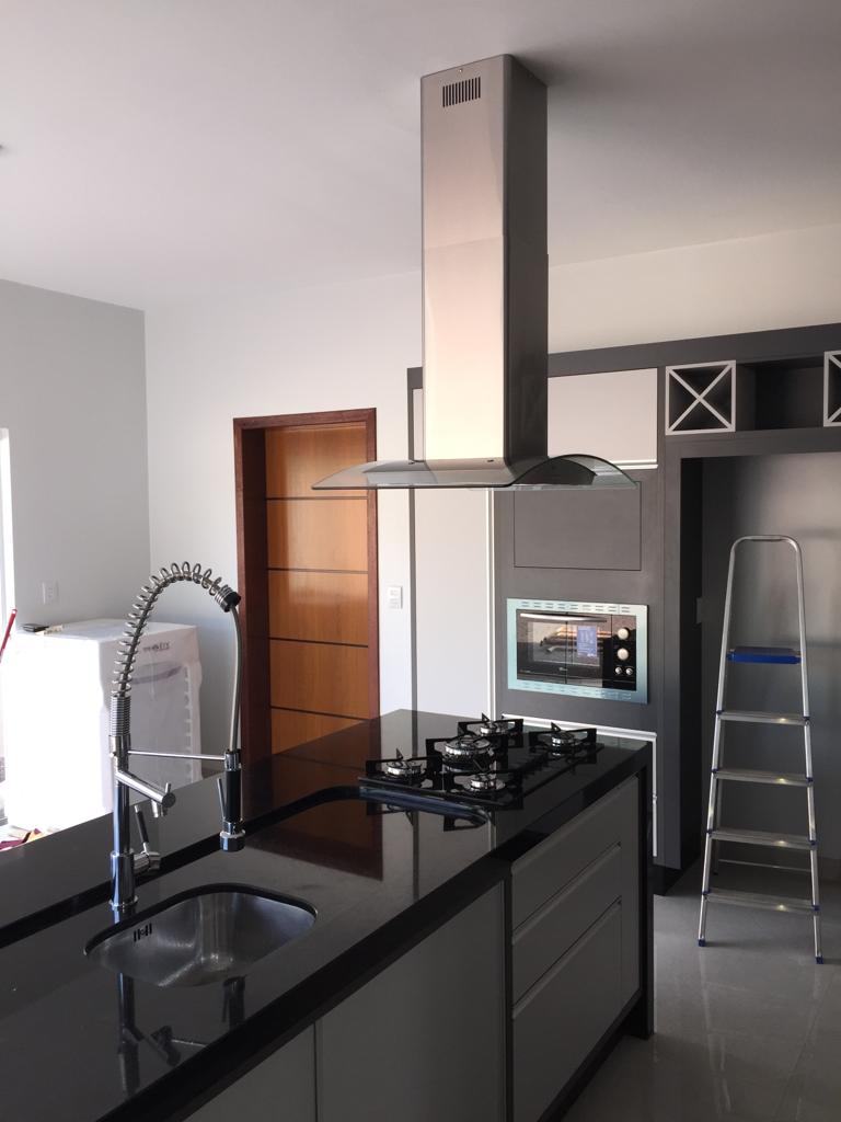 Cozinha com coifa de ilha instalada