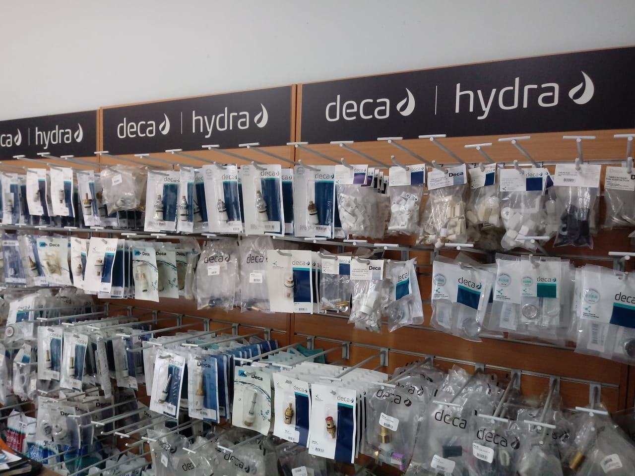 Expositor de peças Deca e Hydra na loja